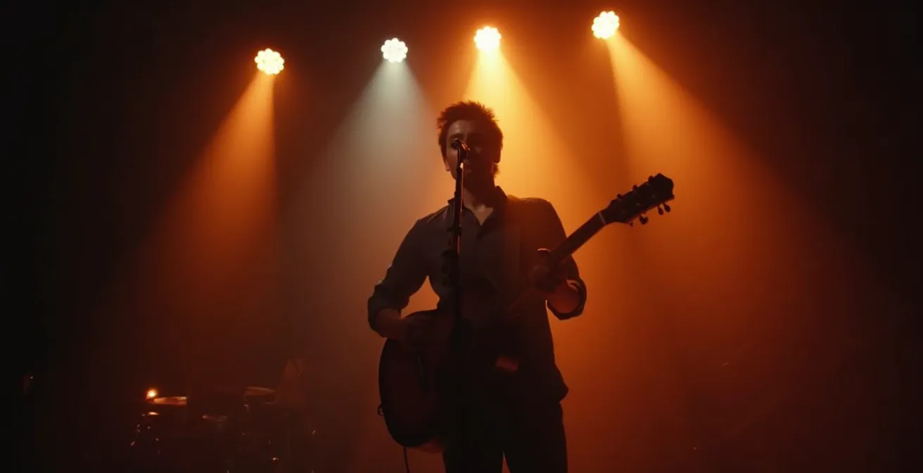 Musicien sur scène éclairé selon la technique du 3-point lighting avec projecteurs LED créant profondeur et relief